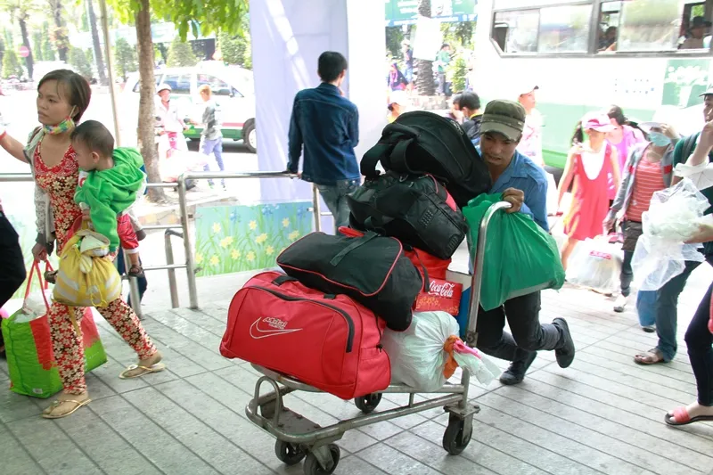 Người ở Sài Gòn tay xách nách mang về quê ăn Tết ảnh 11